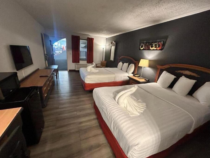 Room 5, Suite Dreams Hotel, Coles