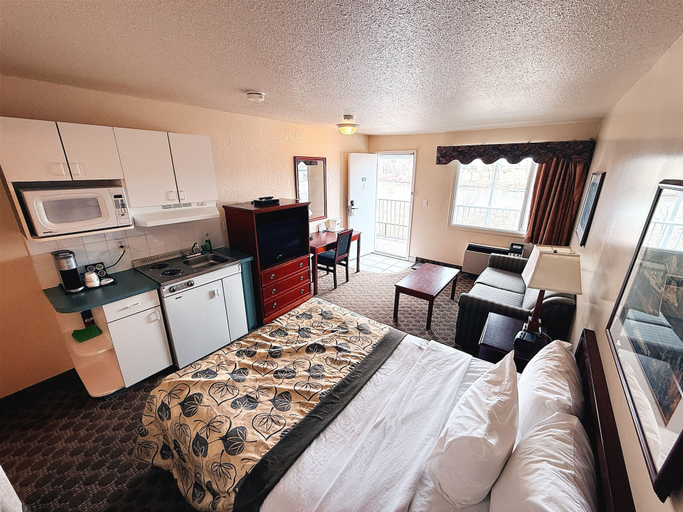 Bedroom 2, Travelodge by Wyndham Drumheller, Division No. 5