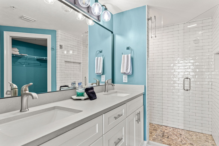 Bathroom 4, Treasure Island 1606, Bay