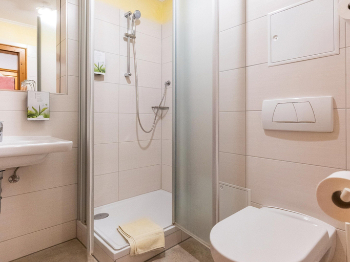 Bathroom 5, Gemutliches Studio in Bad Birnbach mit Balkon, Rottal-Inn