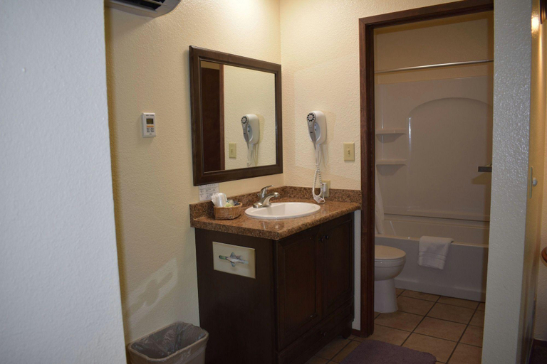 Bathroom, Lazy J Ranch Motel, Tulare