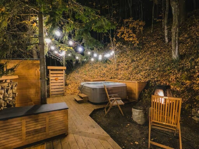 Outdoor spa tub, La Suite du Havre, Portneuf