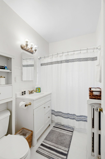 Bathroom, Calhoun Cove, Hennepin
