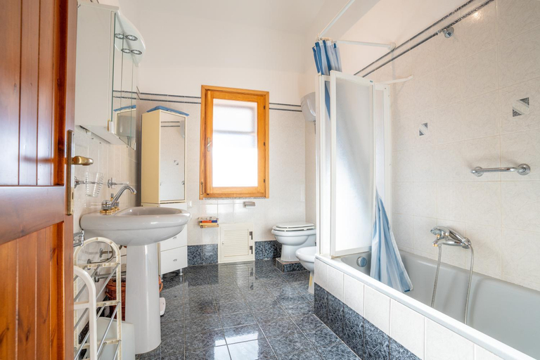 Bathroom, Mera House, Nuoro
