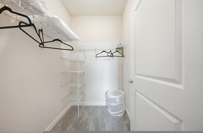 Room 2, Modern 2BR w Pool Pet-friendly Unit 19, Hillsborough
