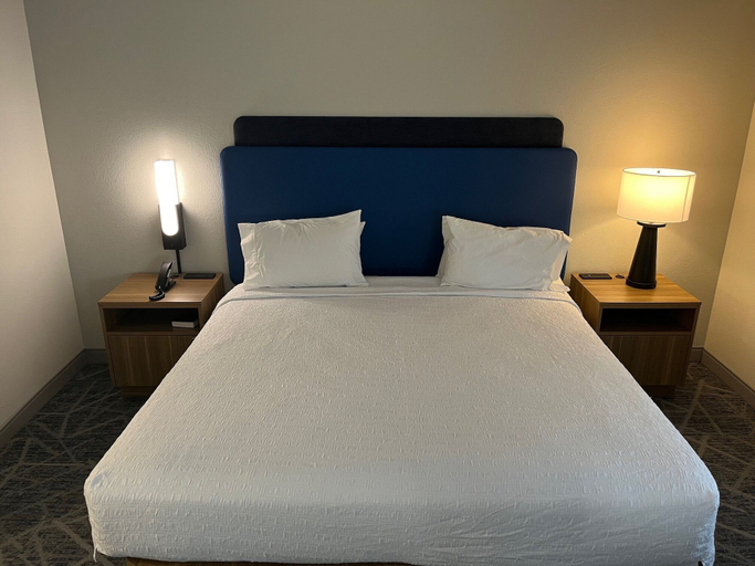 Bedroom 3, Hampton Inn & Suites Woodstock, VA, Shenandoah
