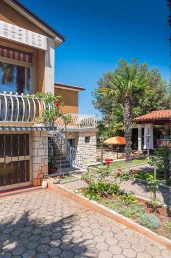 3, Quiet Apartment With Terrace, Umag