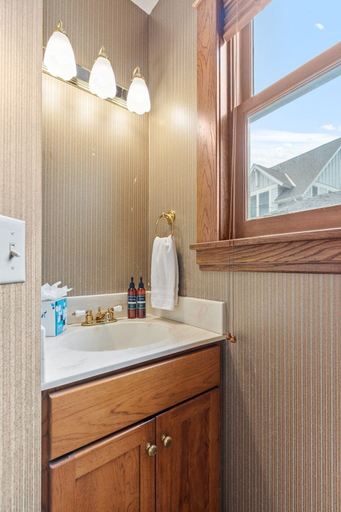 Bathroom 4, Harriet House, Hennepin