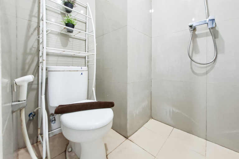Bathroom 3, Elegant Noir 2BR at Apartment Baileys By Travelio, South Tangerang