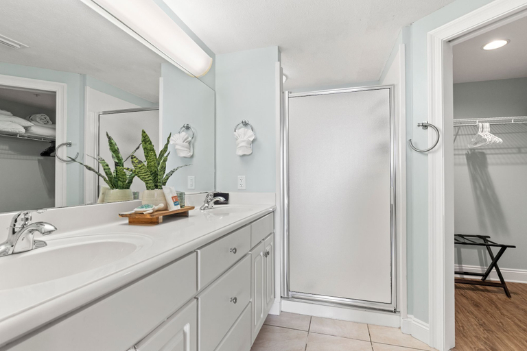 Bathroom 4, Treasure Island 1704, Bay