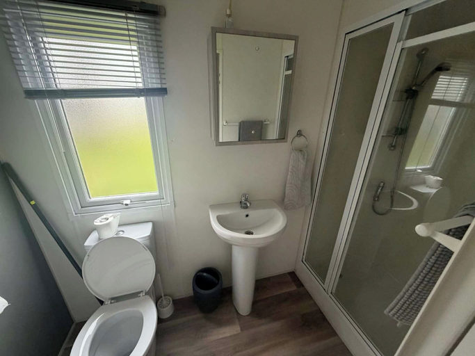 Bathroom 2, Delightful 2 Bedroom Caravan Manor Park Hunstanton, Cambridgeshire