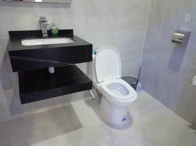 Bathroom, Wisroc Oasis, Linden