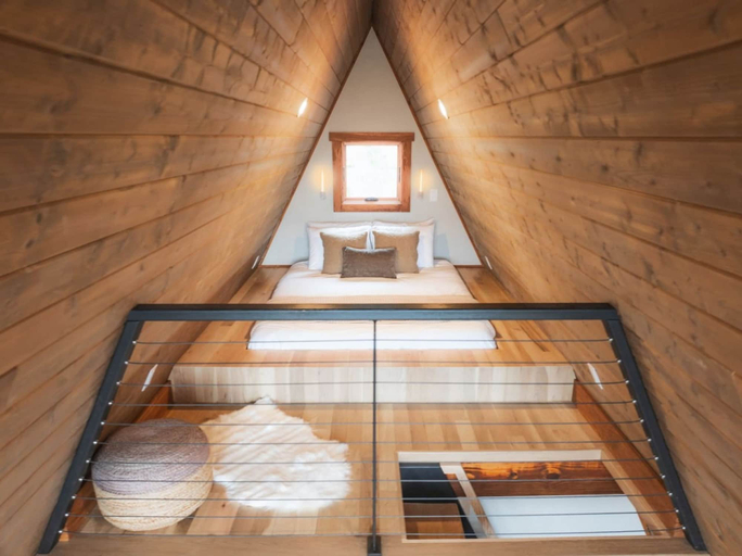 Room 4, A-frame Retreat Hot Tub Mtn Views Spa Bath, Transylvania