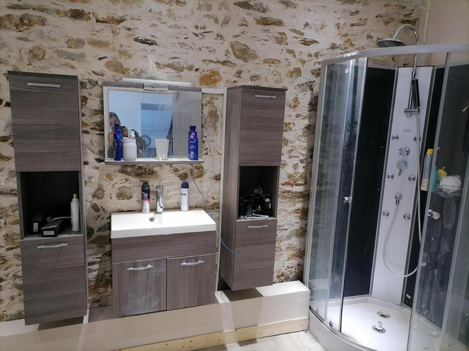 Bathroom 4, B&B Colvestre, Côtes-d'Armor