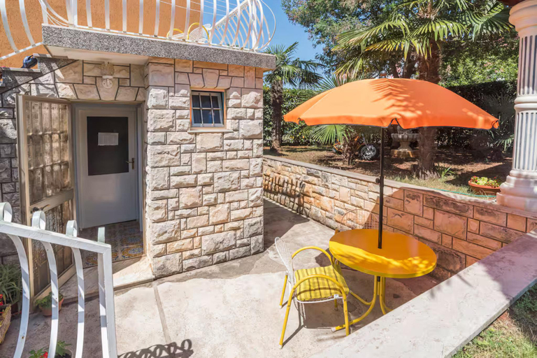 4, Quiet Apartment With Terrace, Umag