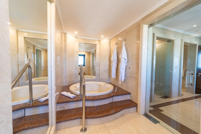 Bathroom 4, Radisson Montevideo Victoria Plaza Hotel, Montevideo