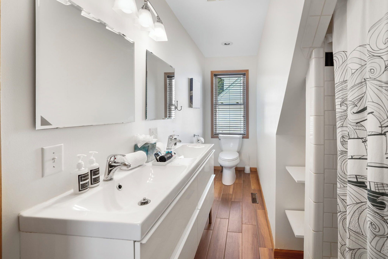 Bathroom 3, Cherokee Park Family Escape, Dakota