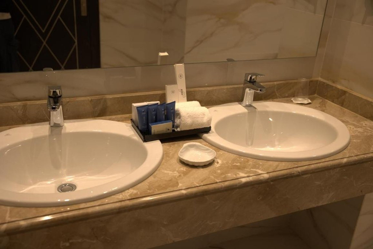 Bathroom 4, Helnan Mamoura Hotel & Events, Al-Muntazah