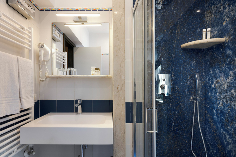 Bathroom 4, Hotel La Pensione Svizzera, Messina