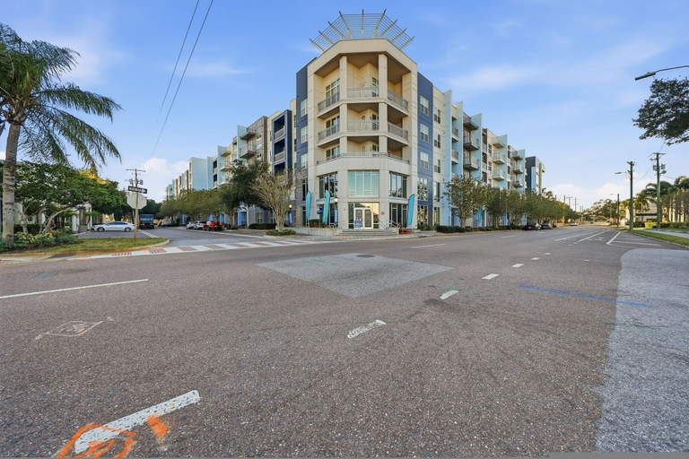 Room 5, Modern 2BR w Pool Pet-friendly Unit 21, Hillsborough