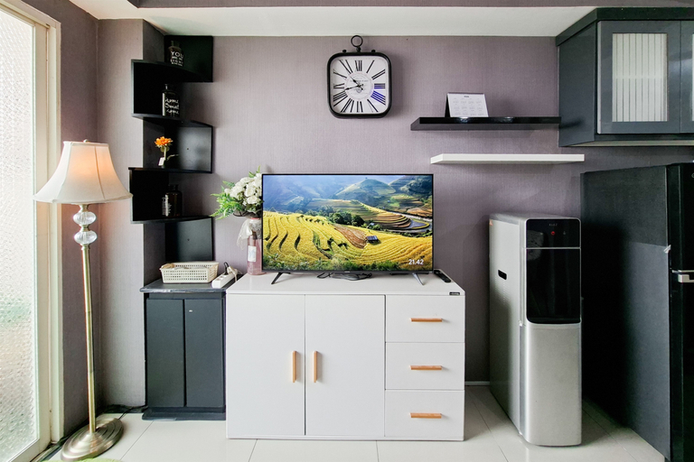 Living Room 5, Elegant Noir 2BR at Apartment Baileys By Travelio, South Tangerang