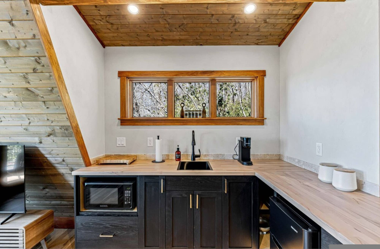 Room 2, A-frame Retreat Hot Tub Mtn Views Spa Bath, Transylvania