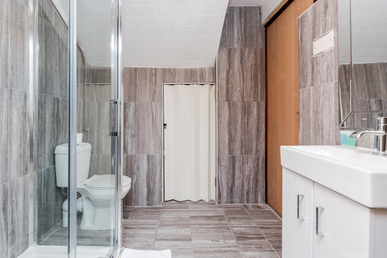 Bathroom 3, Russell Square Hotel, London