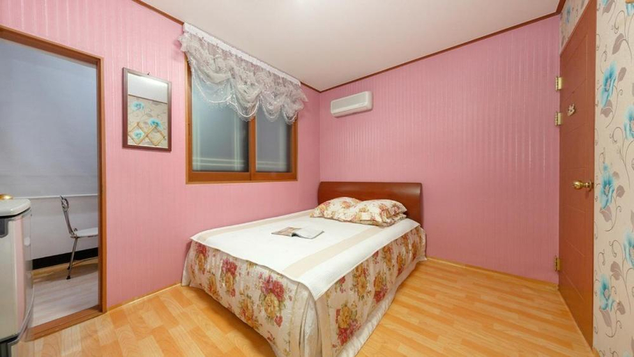 Bedroom 2, Anmyeondo Paradise Pension, Taean