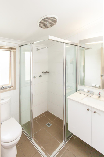 Bathroom 3, Harrigans Irish Pub and Accommodation, Cessnock