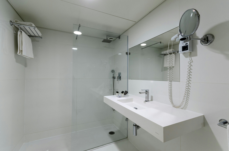 Bathroom 5, Olissippo Marques de Sa, Lisbon