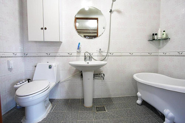Bathroom 3, Blue Heights, Boryeong