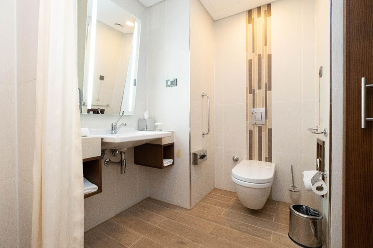 Bathroom 2, Hampton by Hilton Samsun, Tekkeköy