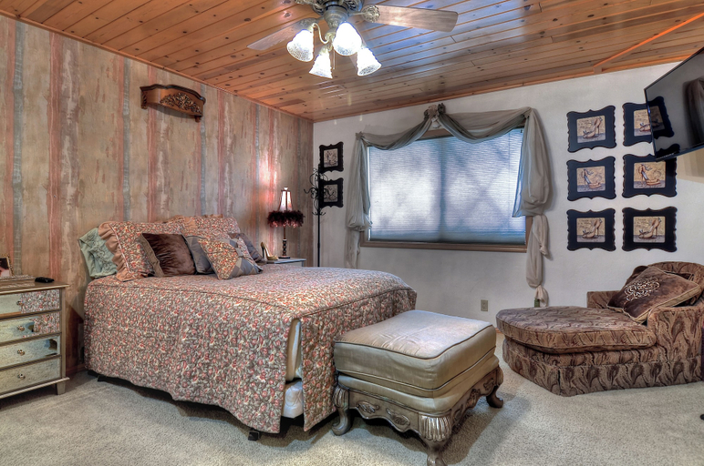 Room 2, Grand Oriole Estate, San Bernardino