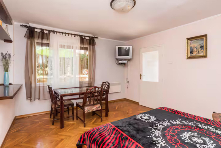 5, Quiet Apartment With Terrace, Umag
