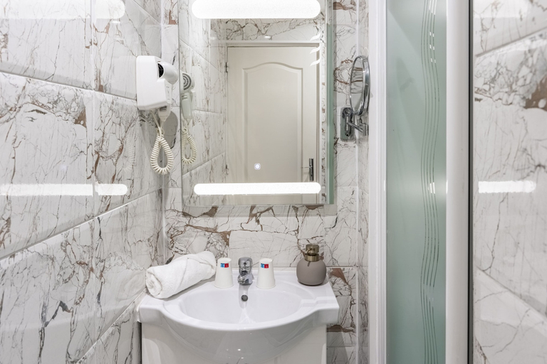Bathroom 5, HOTEL ROYAL, Val-de-Marne