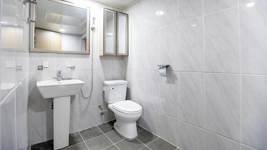 Bathroom 3, Kkotjipureunsol Pension, Taean