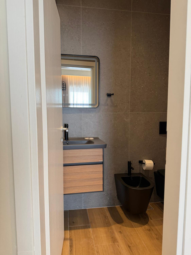 Bathroom 2, Lungomare, Vlorës