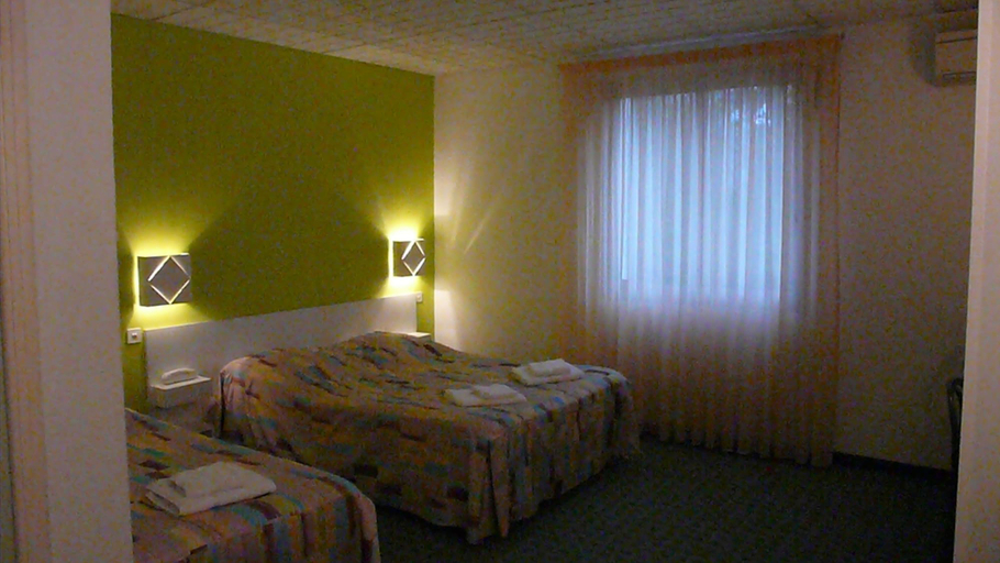 Bedroom 5, Hôtel Restaurant Les Chènes, Alpes-de-Haute-Provence