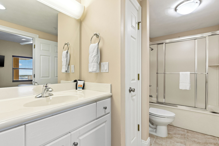 Bathroom 3, Treasure Island 1007, Bay