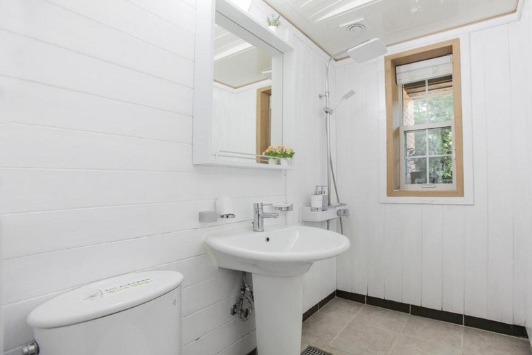 Bathroom 3, Nackta Pension, Pocheon