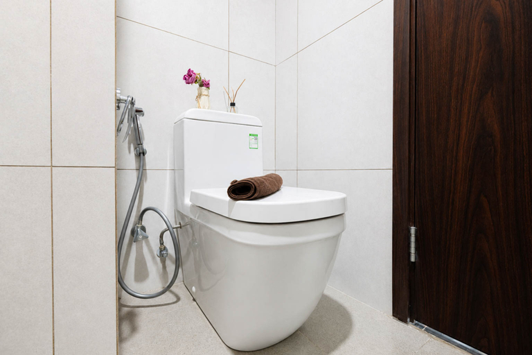 Bathroom 2, Nice Look Studio Apartment at LRT City Bekasi By Travelio, Bekasi