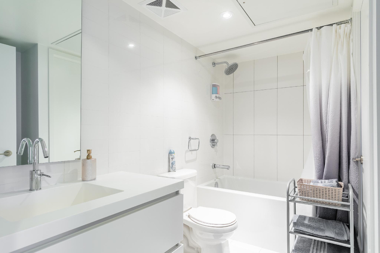 Bathroom, Maple Leaf Suites, Toronto