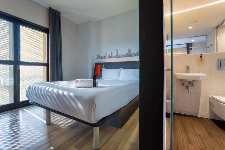 Bedroom 4, easyHotel Barcelona Fira, Barcelona
