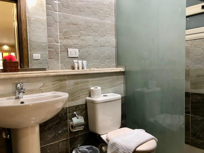 Bathroom 5, Moon Beach aqua park Resort - All inclusive, Al-Ghurdaqah