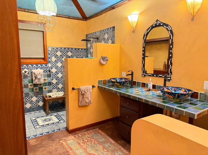 Bathroom 2, Casa Pisces