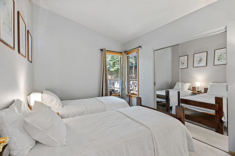 Bedroom 2, Villa de Lago, Anoka