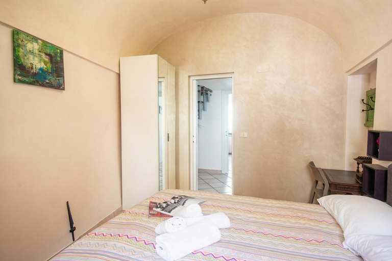 Room 2, Casa Felice Sanremo Centre Sea-view Apartment for 4, Imperia