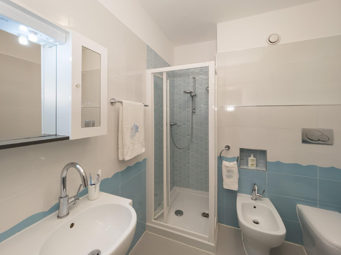 2, Modern vacation home with a sea view balcony, Udine