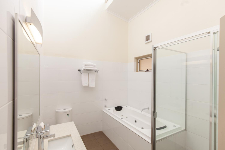 Bathroom 4, Harrigans Irish Pub and Accommodation, Cessnock