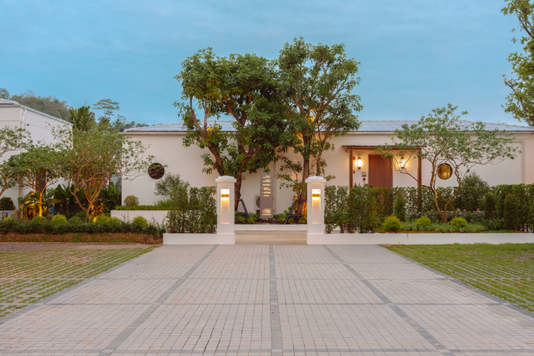 Exterior & Views